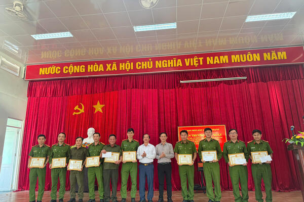 Uỷ ban Nhân dân xã Bình Thạnh khen thưởng đột xuất cho các tập thể, cá nhân có thành tích xuất sắc trong đấu tranh tội phạm, hành vi vi phạm pháp luật ma túy.
